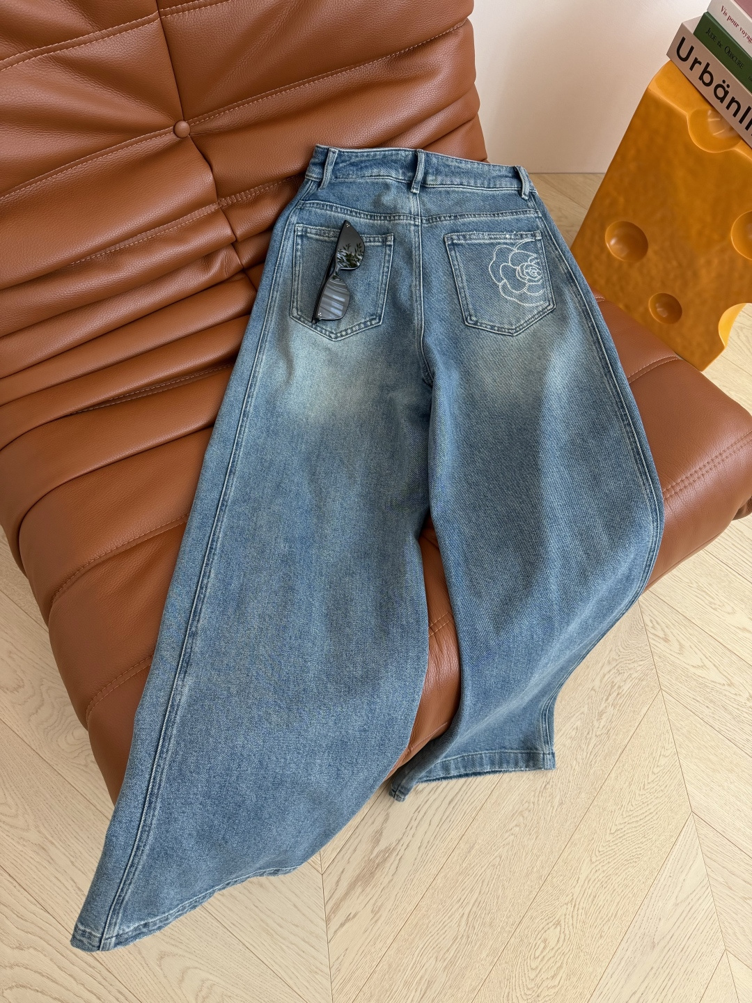 26春夏新款 后备口袋山茶花烫钻设计牛仔裤 松弛感在线 时髦有度的一条牛仔裤 直筒的裤型 完全不挑腿型 