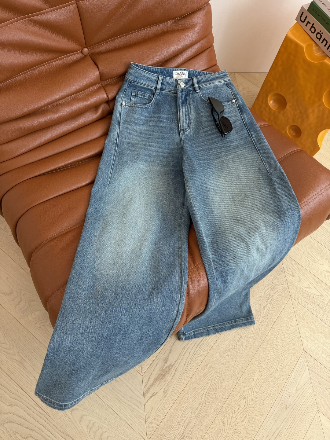 26春夏新款 后备口袋山茶花烫钻设计牛仔裤 松弛感在线 时髦有度的一条牛仔裤 直筒的裤型 完全不挑腿型 