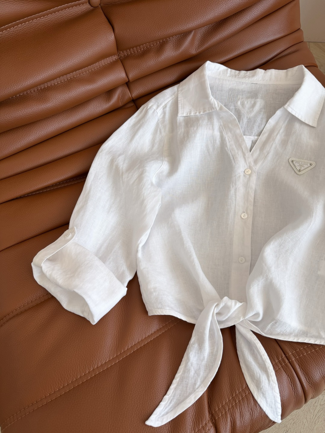 超美度假衬衫 26ss 三角标装饰系带亚麻衬衫 卷边七分袖设计 下摆是兔耳朵系带设计 一整个休闲慵懒的F