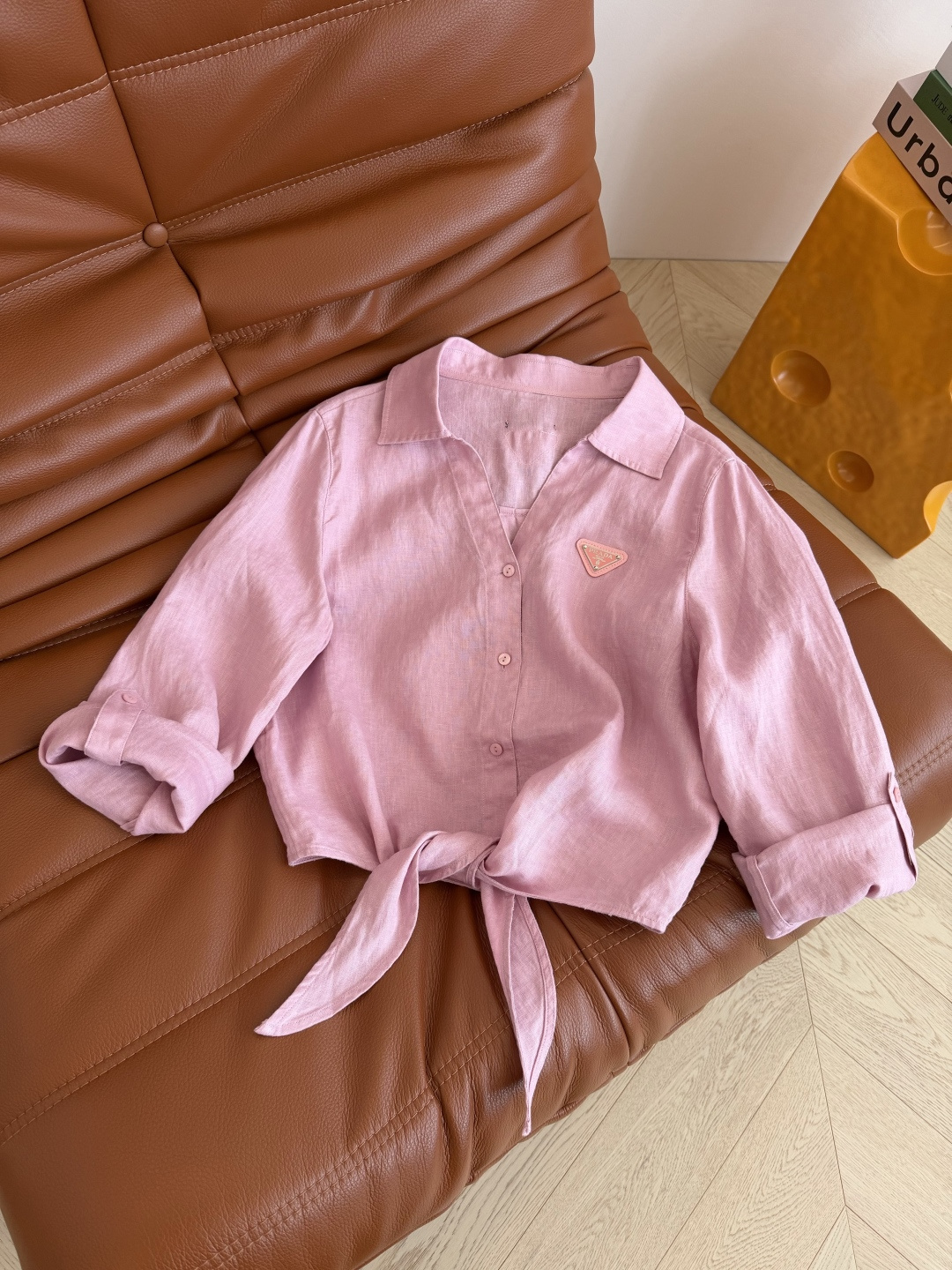 超美度假衬衫 26ss 三角标装饰系带亚麻衬衫 卷边七分袖设计 下摆是兔耳朵系带设计 一整个休闲慵懒的F