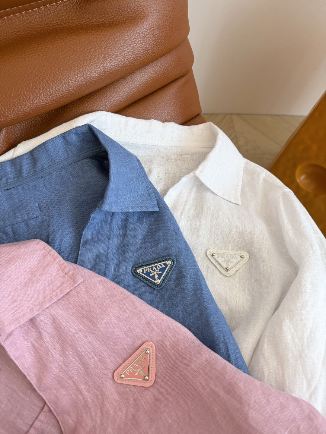 超美度假衬衫 26ss 三角标装饰系带亚麻衬衫 卷边七分袖设计 下摆是兔耳朵系带设计 一整个休闲慵懒的F