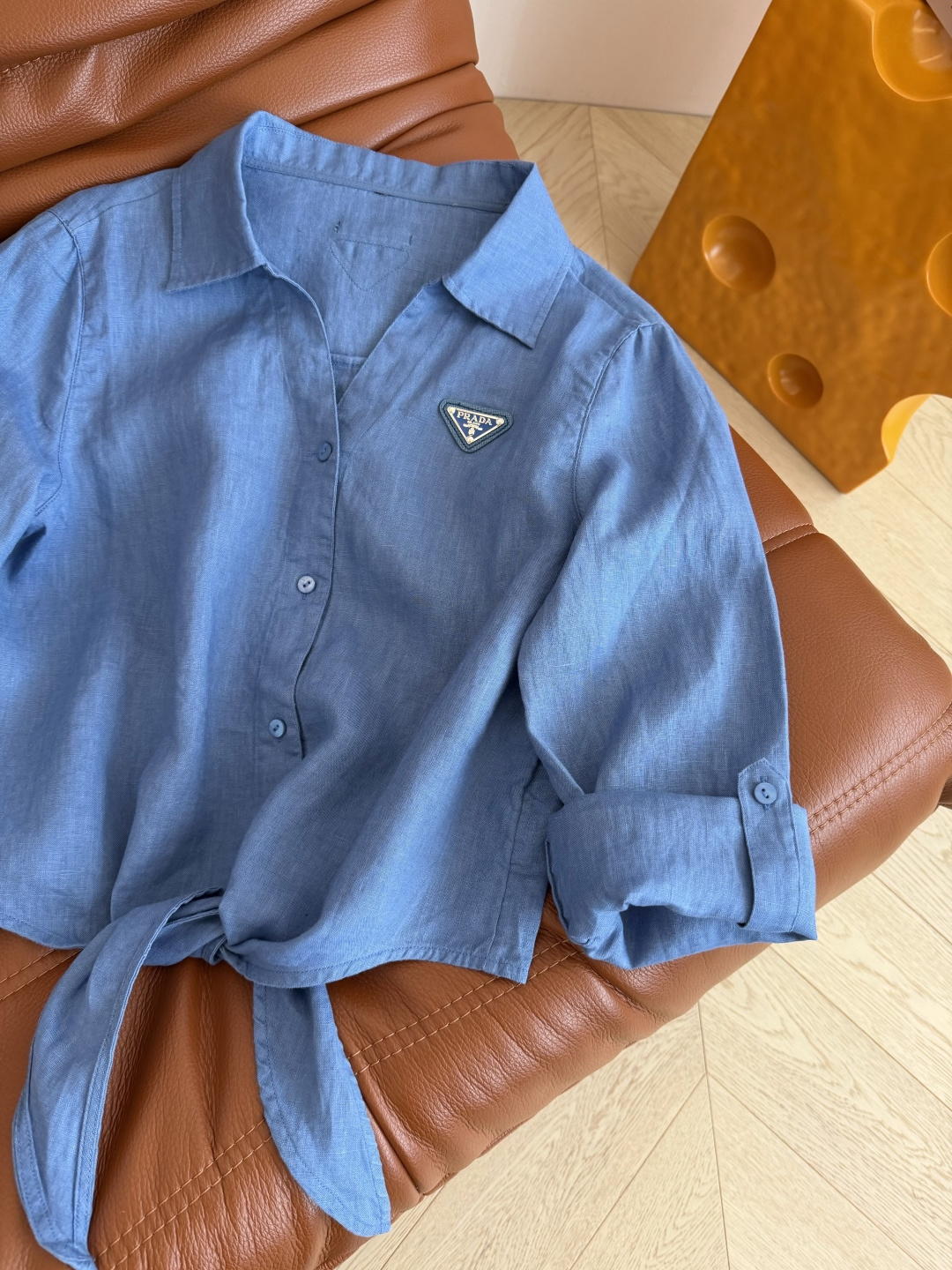 超美度假衬衫 26ss 三角标装饰系带亚麻衬衫 卷边七分袖设计 下摆是兔耳朵系带设计 一整个休闲慵懒的F