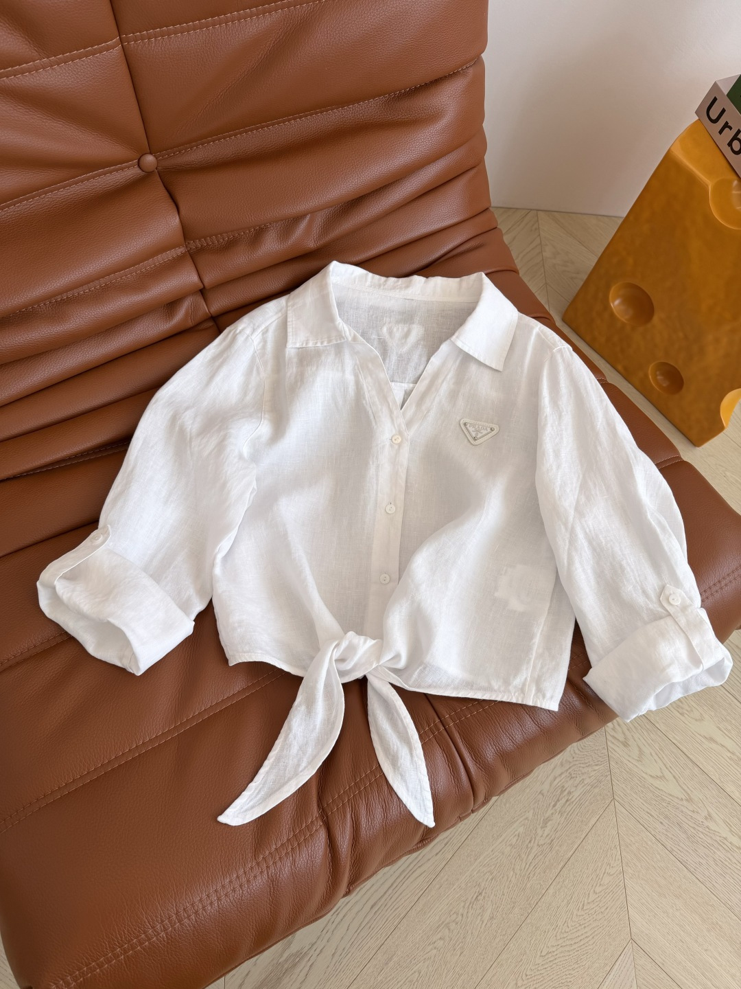 超美度假衬衫 26ss 三角标装饰系带亚麻衬衫 卷边七分袖设计 下摆是兔耳朵系带设计 一整个休闲慵懒的F