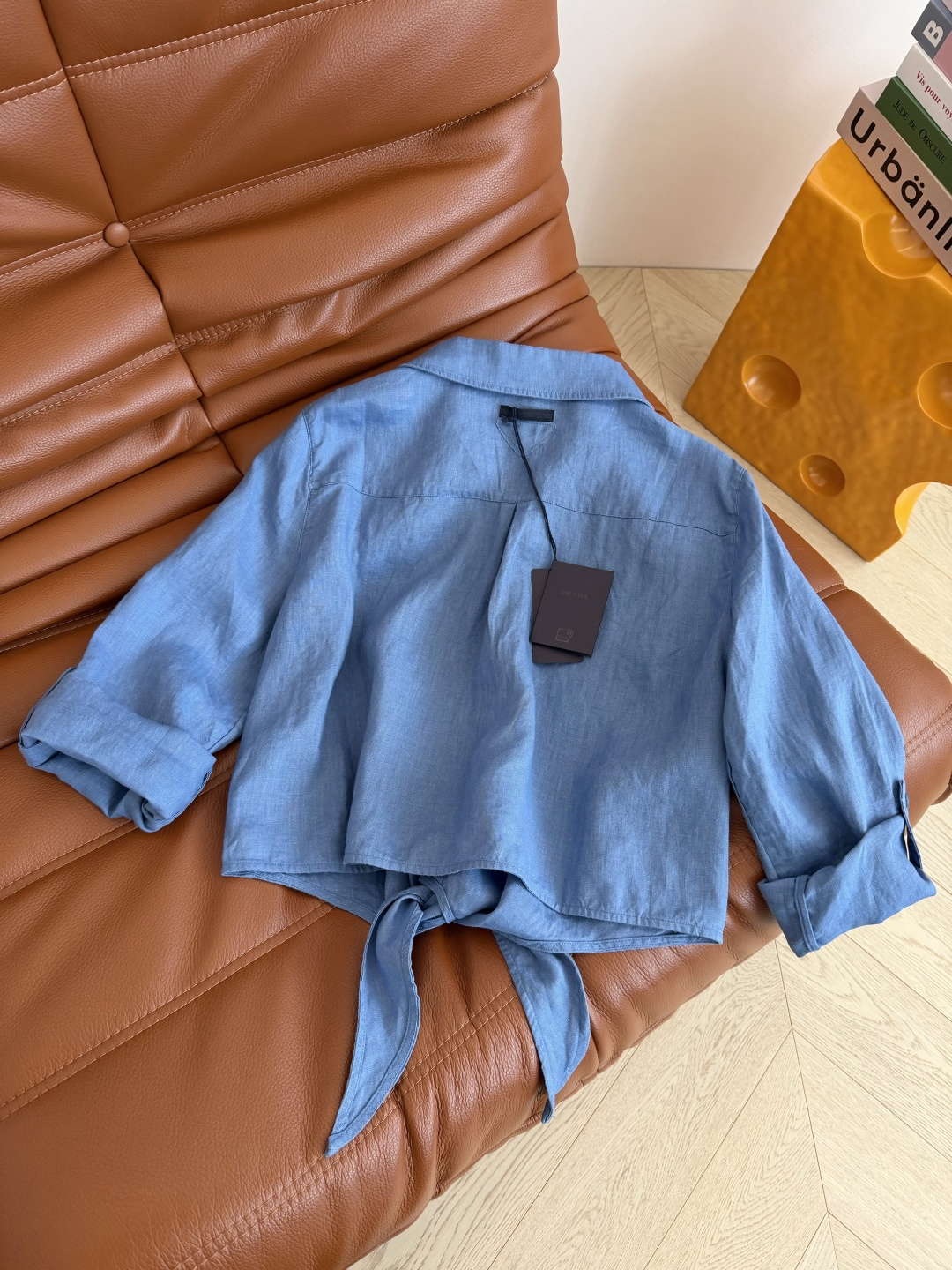 超美度假衬衫 26ss 三角标装饰系带亚麻衬衫 卷边七分袖设计 下摆是兔耳朵系带设计 一整个休闲慵懒的F