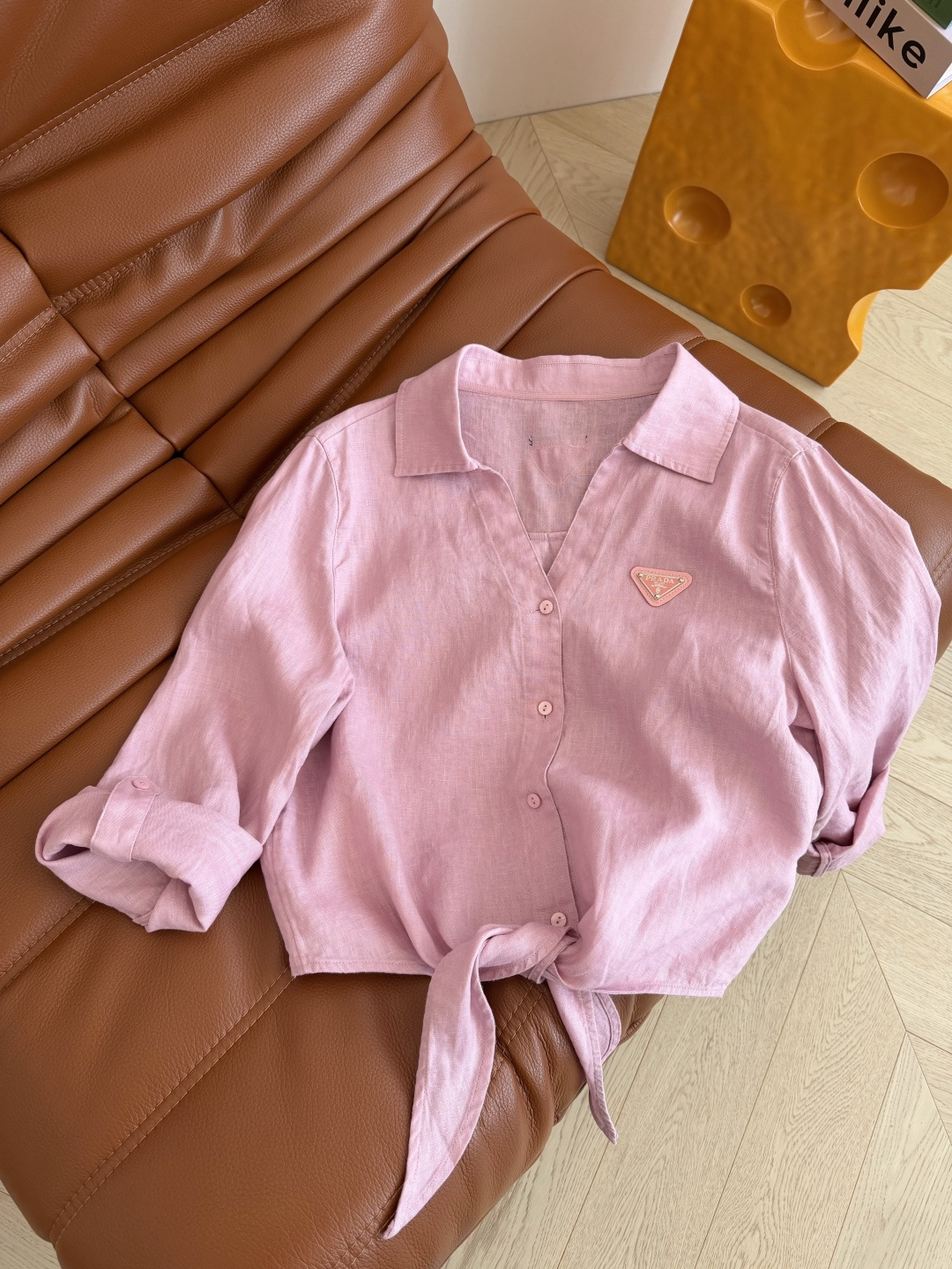 超美度假衬衫 26ss 三角标装饰系带亚麻衬衫 卷边七分袖设计 下摆是兔耳朵系带设计 一整个休闲慵懒的F