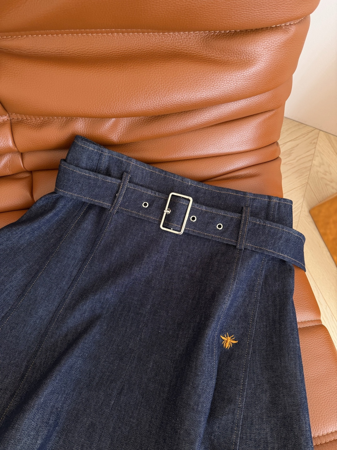 复古原色牛仔半裙 26ss 小蜜蜂刺绣点缀牛仔半裙 百搭与时髦Look 采用洗水原色牛仔面料 不生硬又能