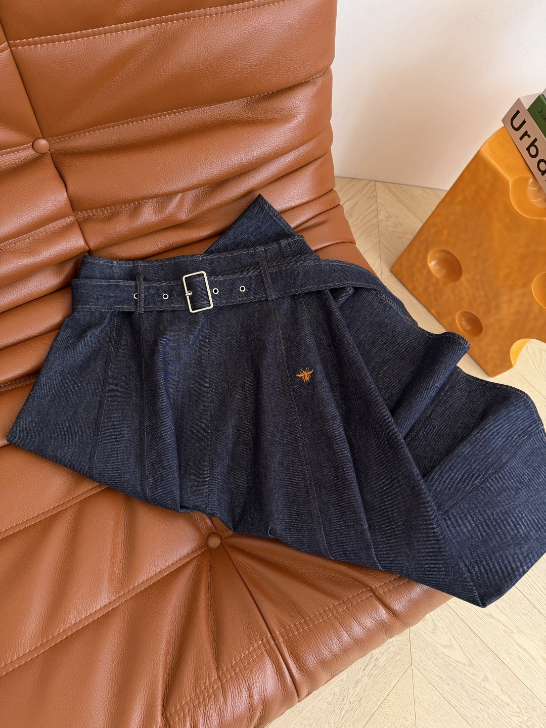 复古原色牛仔半裙 26ss 小蜜蜂刺绣点缀牛仔半裙 百搭与时髦Look 采用洗水原色牛仔面料 不生硬又能