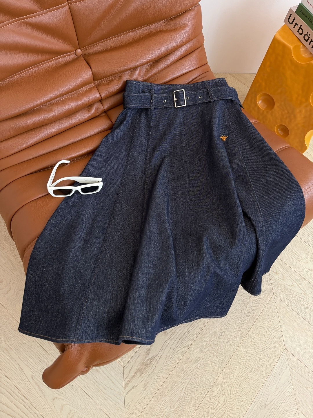 复古原色牛仔半裙 26ss 小蜜蜂刺绣点缀牛仔半裙 百搭与时髦Look 采用洗水原色牛仔面料 不生硬又能