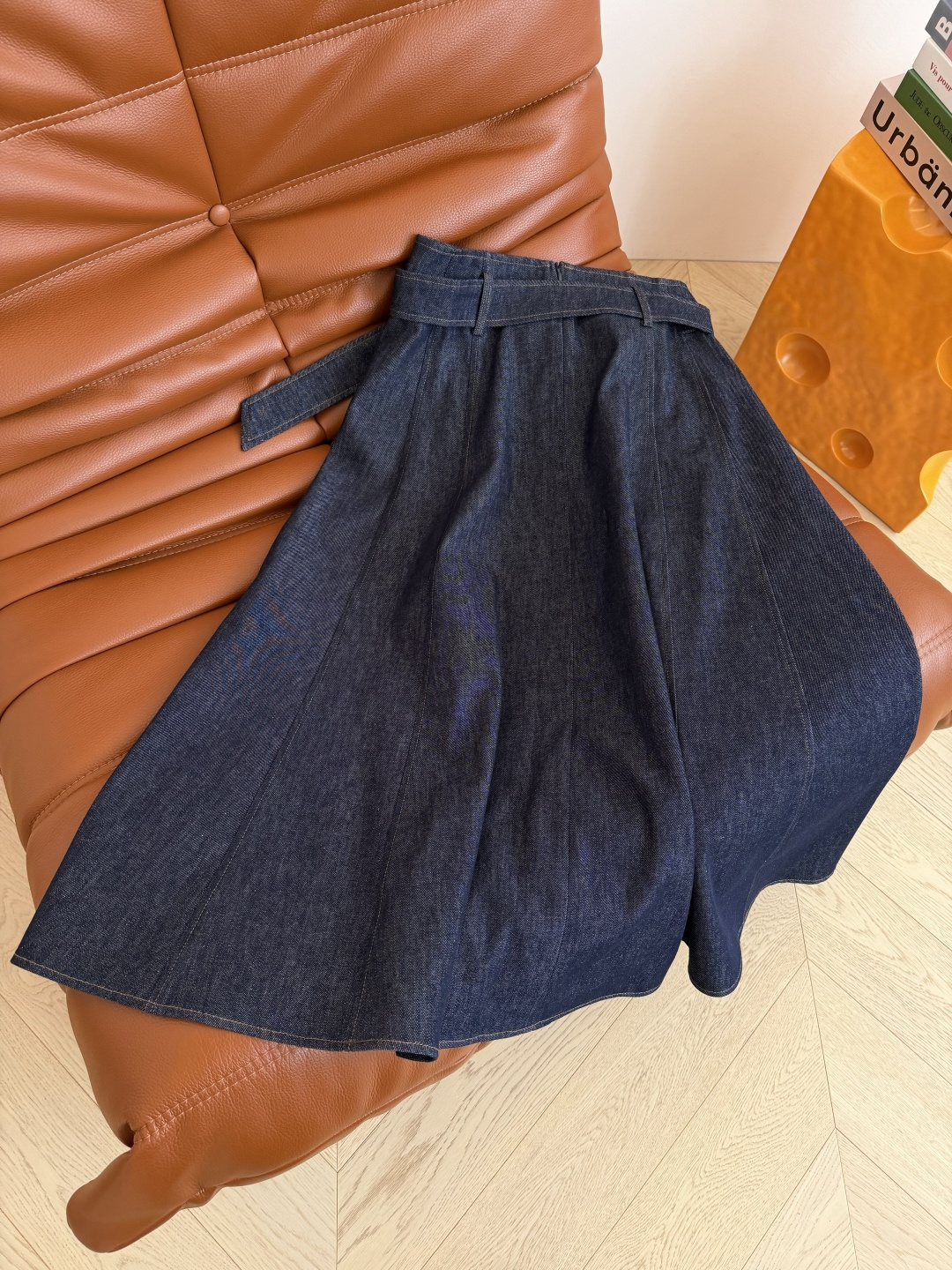 复古原色牛仔半裙 26ss 小蜜蜂刺绣点缀牛仔半裙 百搭与时髦Look 采用洗水原色牛仔面料 不生硬又能