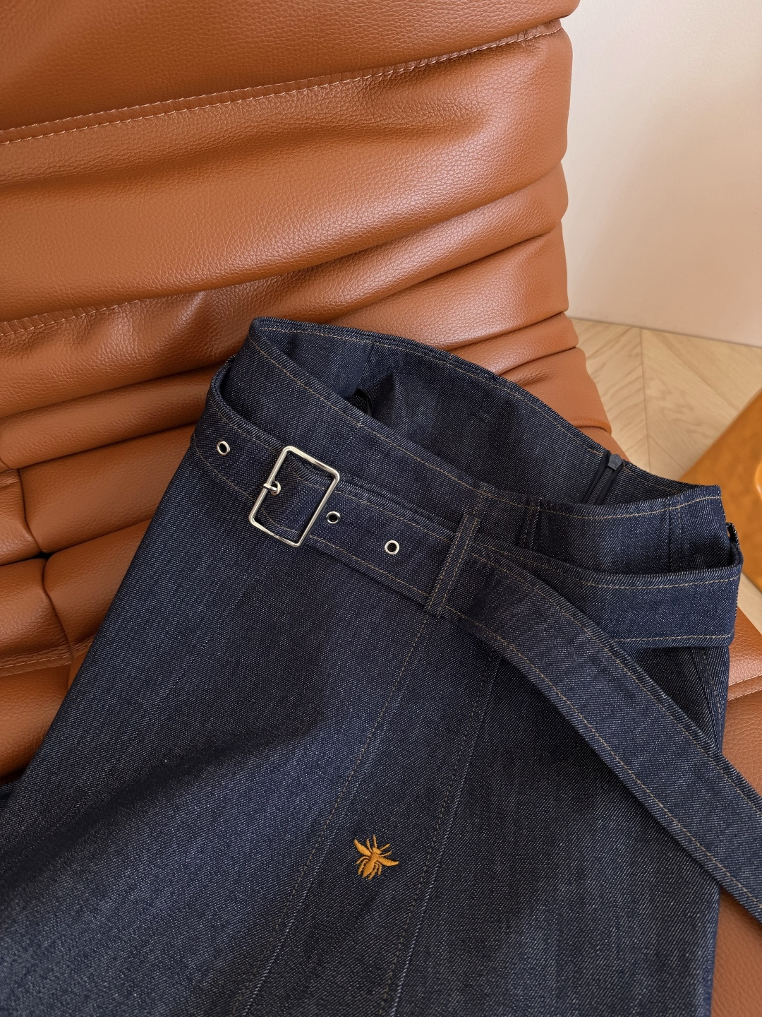 复古原色牛仔半裙 26ss 小蜜蜂刺绣点缀牛仔半裙 百搭与时髦Look 采用洗水原色牛仔面料 不生硬又能