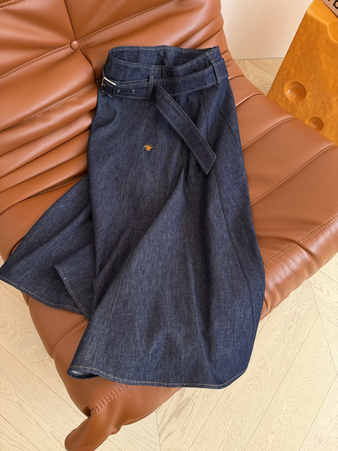 复古原色牛仔半裙 26ss 小蜜蜂刺绣点缀牛仔半裙 百搭与时髦Look 采用洗水原色牛仔面料 不生硬又能