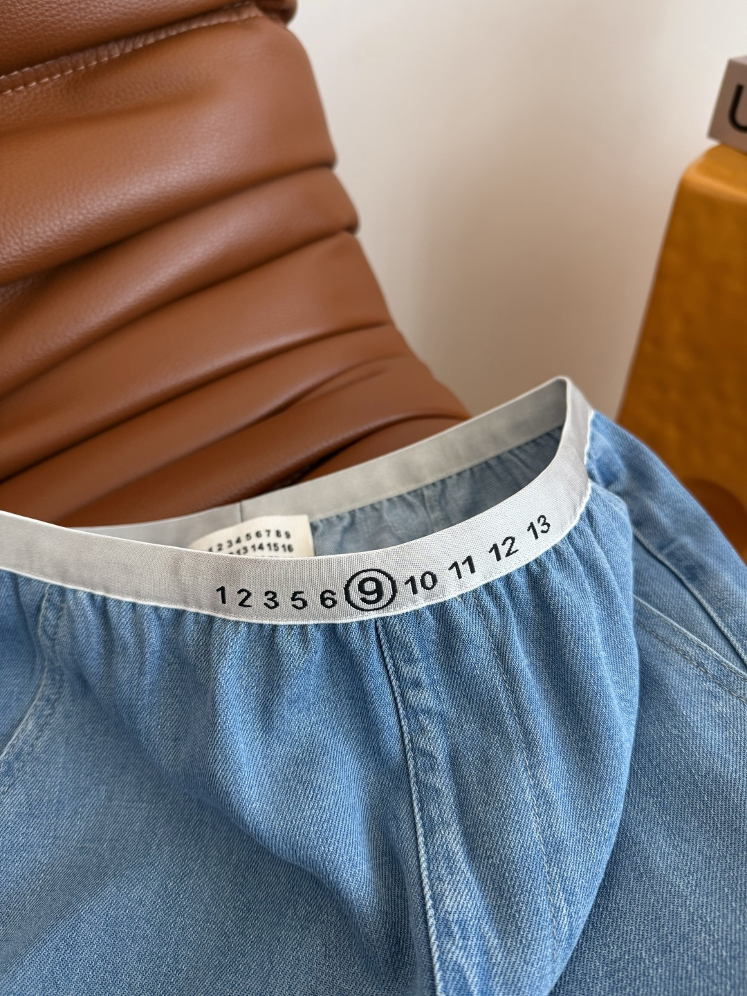 百搭藏肉显瘦 26ss 数字松紧织带拼接牛仔裤 比较日常休闲与慵懒兼备的裤子 T恤或者衬衫都可以搭配 采