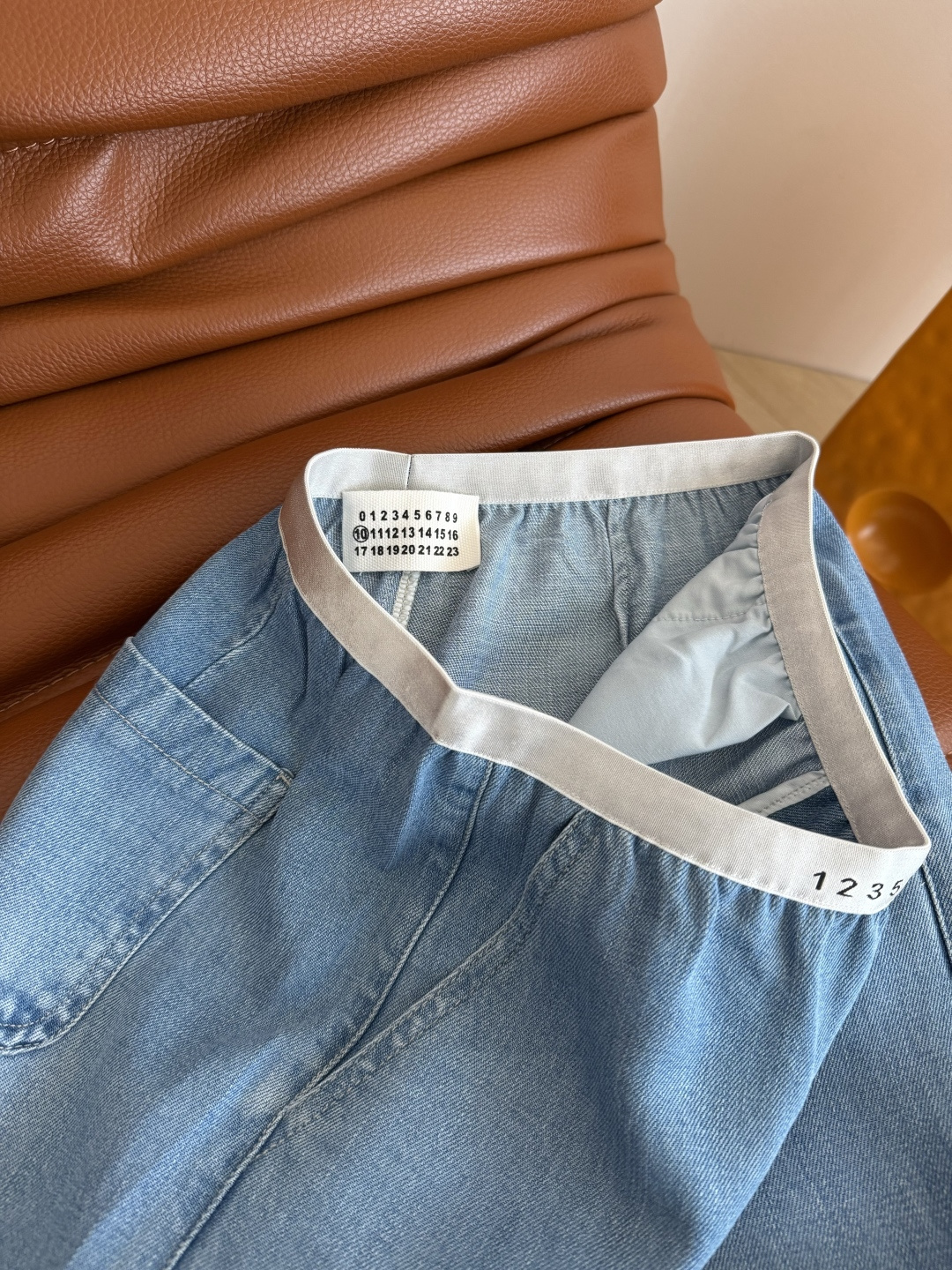 百搭藏肉显瘦 26ss 数字松紧织带拼接牛仔裤 比较日常休闲与慵懒兼备的裤子 T恤或者衬衫都可以搭配 采