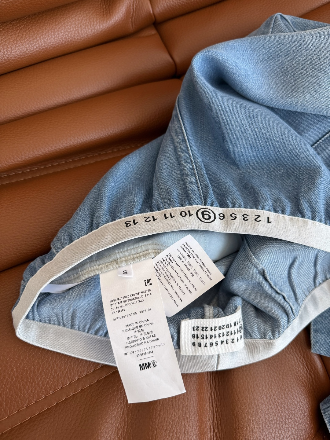 百搭藏肉显瘦 26ss 数字松紧织带拼接牛仔裤 比较日常休闲与慵懒兼备的裤子 T恤或者衬衫都可以搭配 采