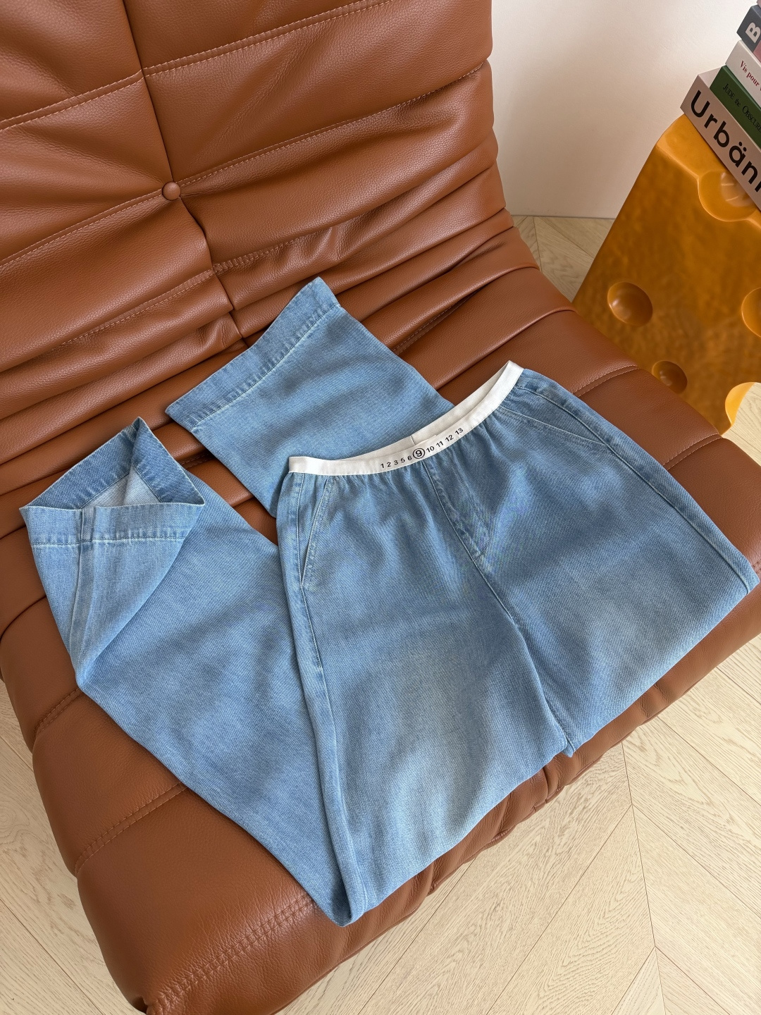 百搭藏肉显瘦 26ss 数字松紧织带拼接牛仔裤 比较日常休闲与慵懒兼备的裤子 T恤或者衬衫都可以搭配 采