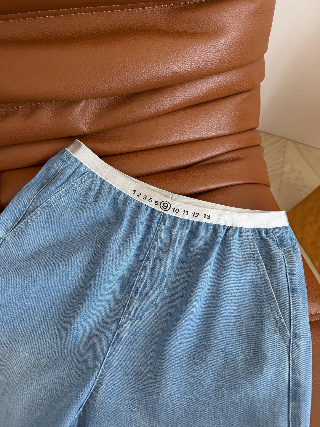 百搭藏肉显瘦 26ss 数字松紧织带拼接牛仔裤 比较日常休闲与慵懒兼备的裤子 T恤或者衬衫都可以搭配 采