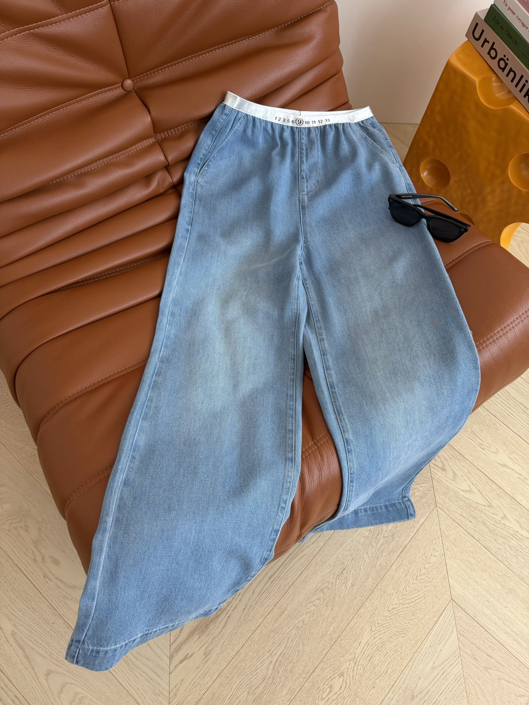 百搭藏肉显瘦 26ss 数字松紧织带拼接牛仔裤 比较日常休闲与慵懒兼备的裤子 T恤或者衬衫都可以搭配 采