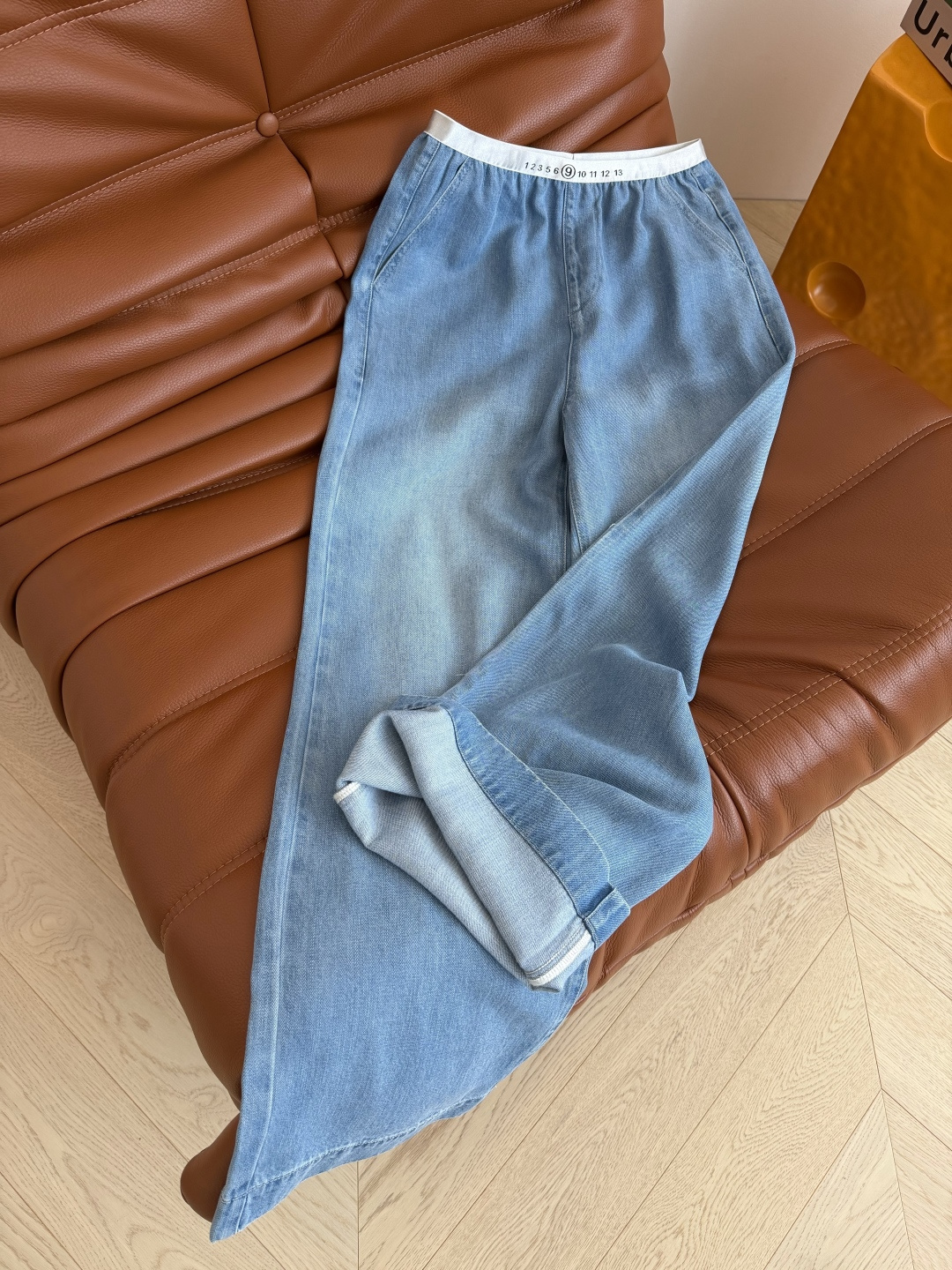 百搭藏肉显瘦 26ss 数字松紧织带拼接牛仔裤 比较日常休闲与慵懒兼备的裤子 T恤或者衬衫都可以搭配 采