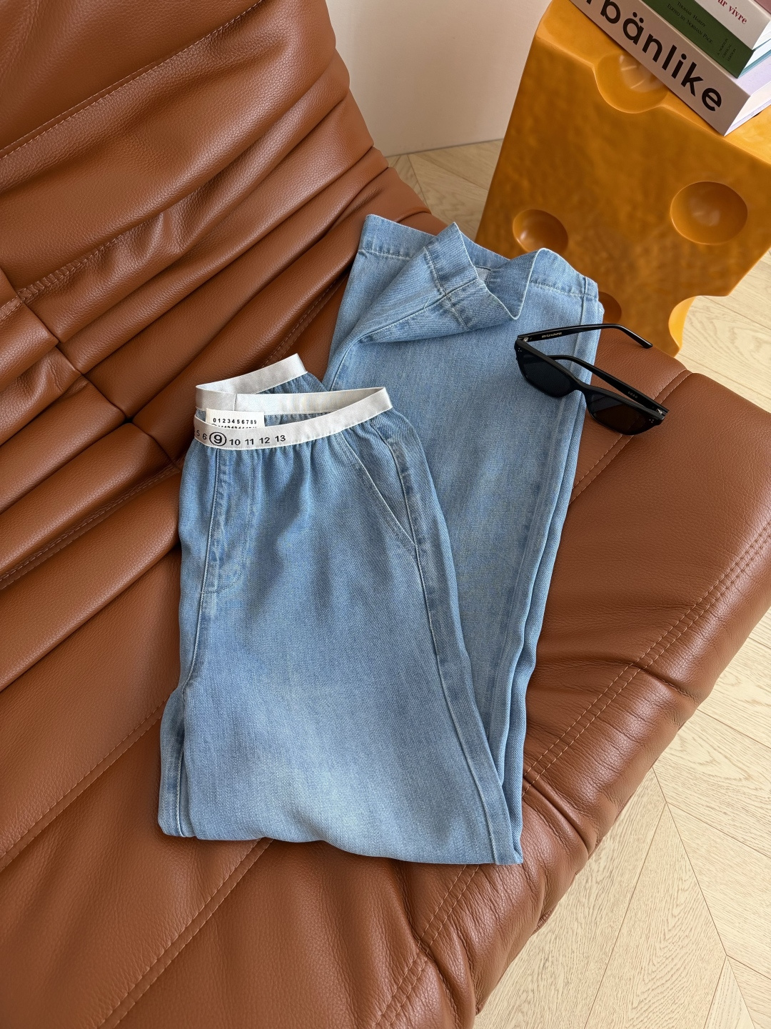 百搭藏肉显瘦 26ss 数字松紧织带拼接牛仔裤 比较日常休闲与慵懒兼备的裤子 T恤或者衬衫都可以搭配 采