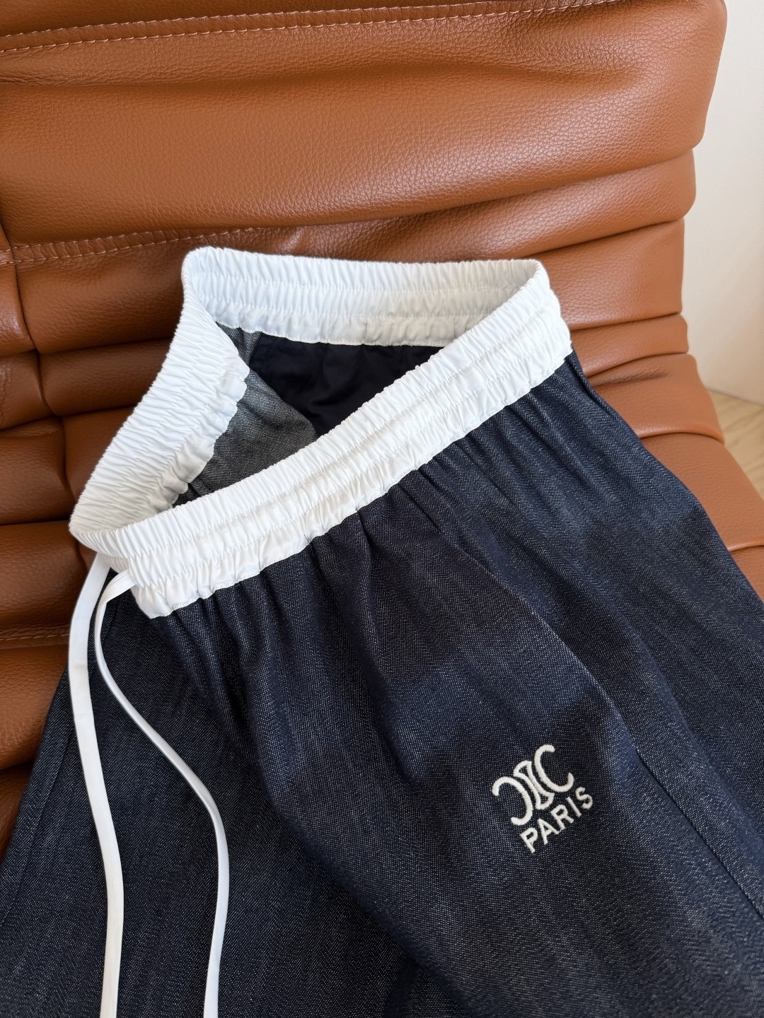 百搭系列 26新品🆕🆕凯旋门刺绣原色牛仔裤 白色松紧腰拼接 休闲有型 好穿好搭配的一条裤子 采用含亚麻成