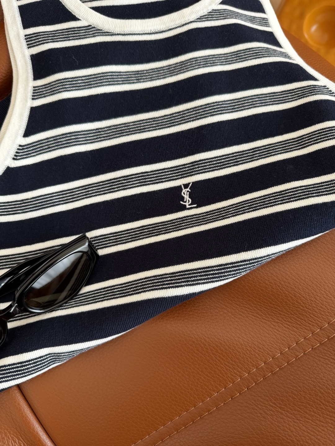 26春夏 字母logo刺绣条纹针织背心 夏季实穿款 轻薄款针织纱线 透气舒适 日常出街或者度假都OK 很