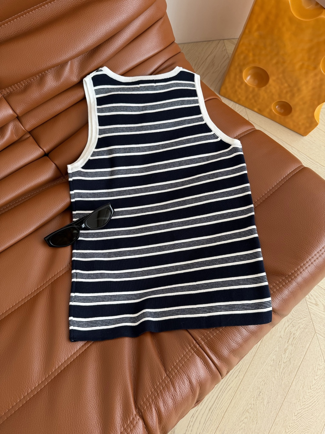 26春夏 字母logo刺绣条纹针织背心 夏季实穿款 轻薄款针织纱线 透气舒适 日常出街或者度假都OK 很