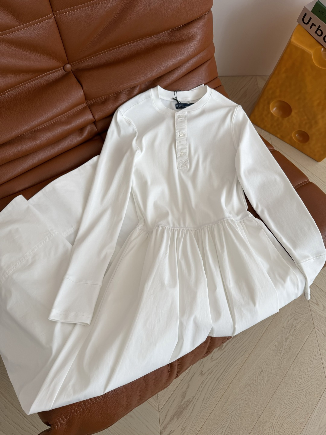 极简风时髦～拼接式设计长裙 上身就能Get到老钱风时髦感 极简设计感很讨喜 上下采用不同材质面料拼接 立