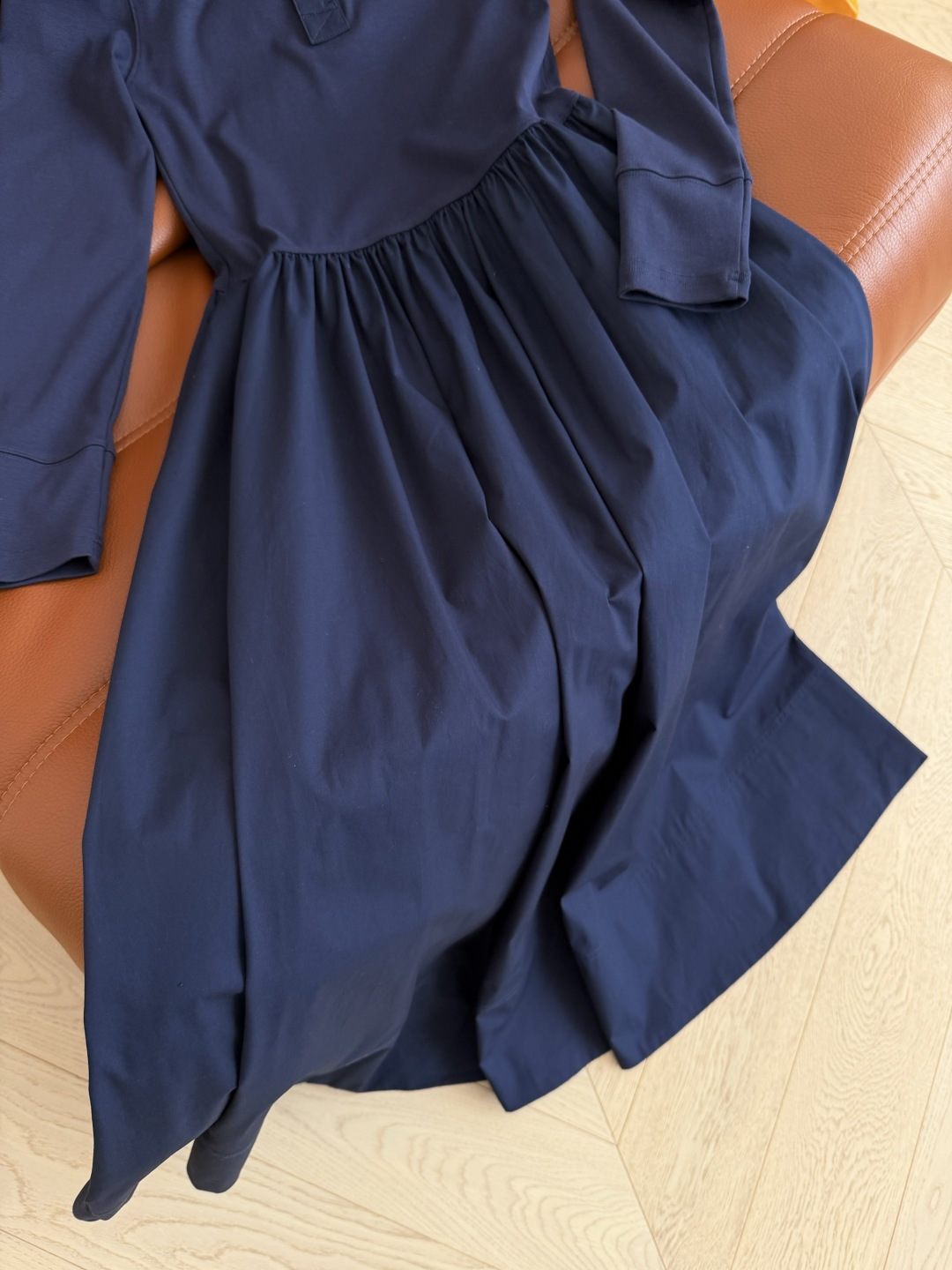 极简风时髦～拼接式设计长裙 上身就能Get到老钱风时髦感 极简设计感很讨喜 上下采用不同材质面料拼接 立