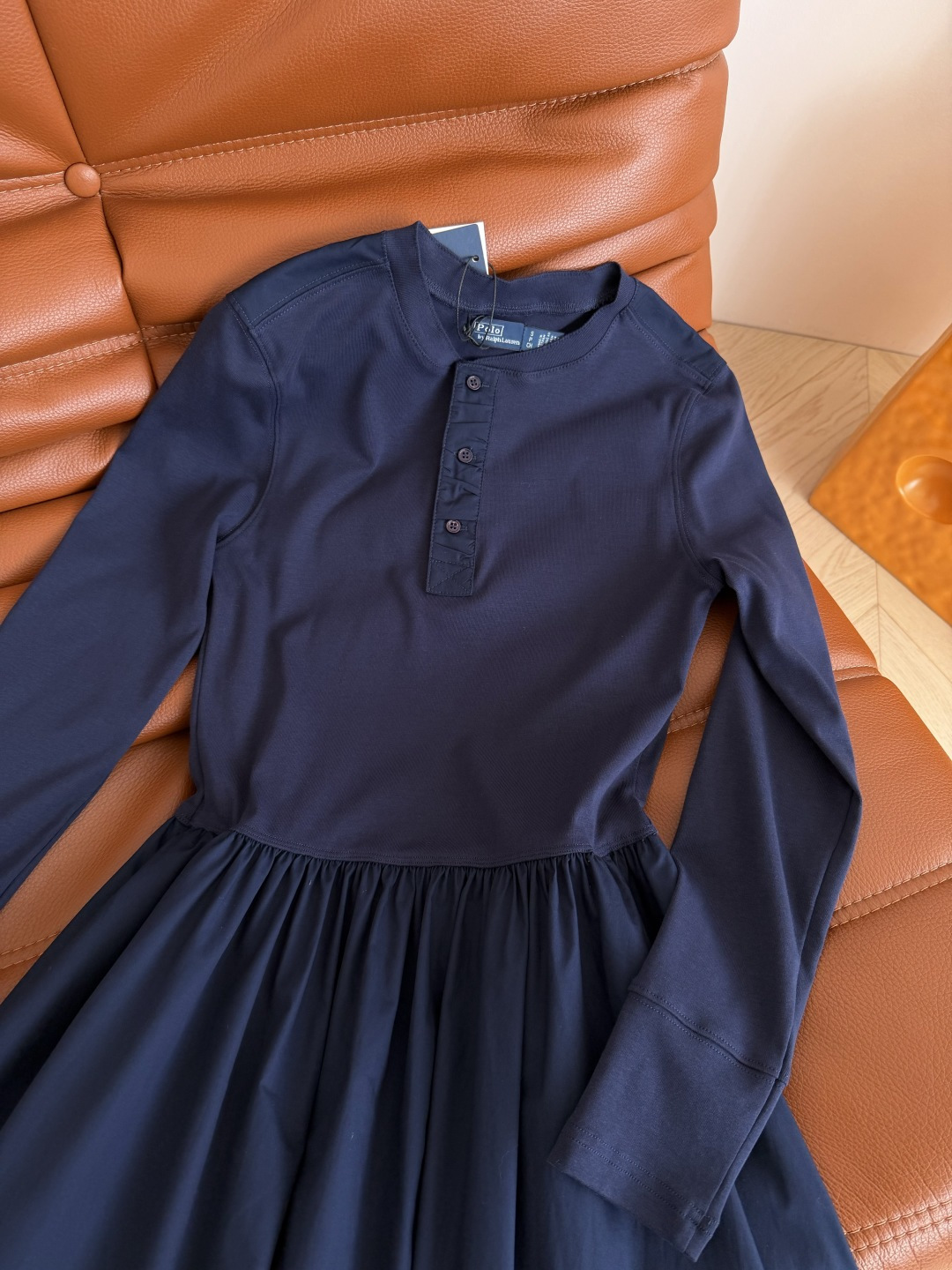 极简风时髦～拼接式设计长裙 上身就能Get到老钱风时髦感 极简设计感很讨喜 上下采用不同材质面料拼接 立