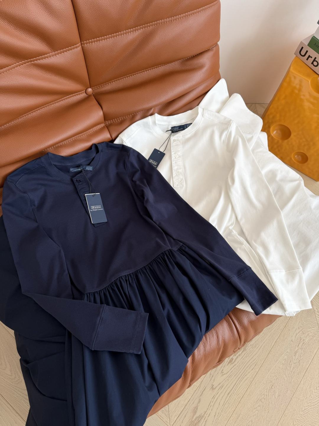 极简风时髦～拼接式设计长裙 上身就能Get到老钱风时髦感 极简设计感很讨喜 上下采用不同材质面料拼接 立