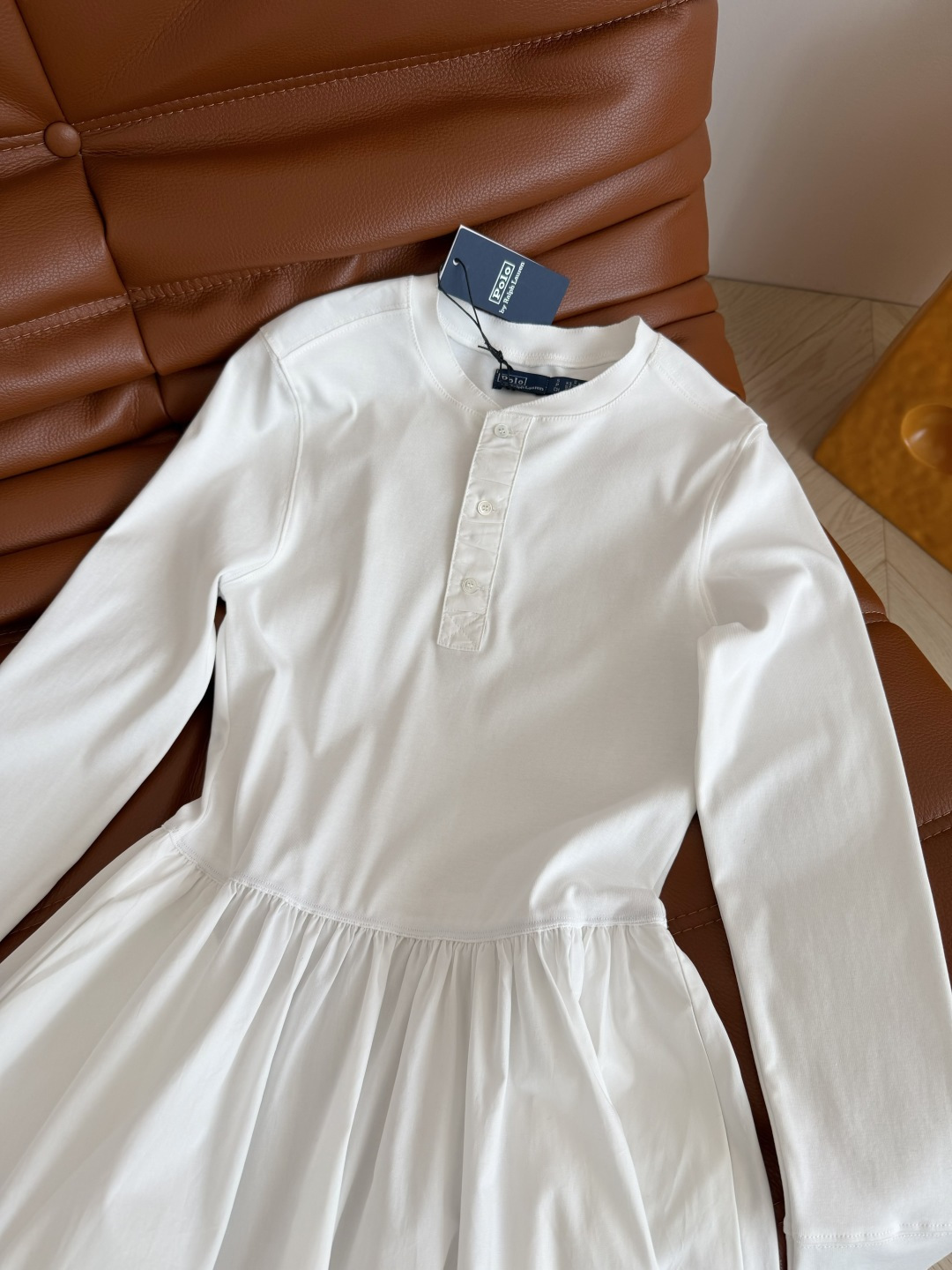 极简风时髦～拼接式设计长裙 上身就能Get到老钱风时髦感 极简设计感很讨喜 上下采用不同材质面料拼接 立