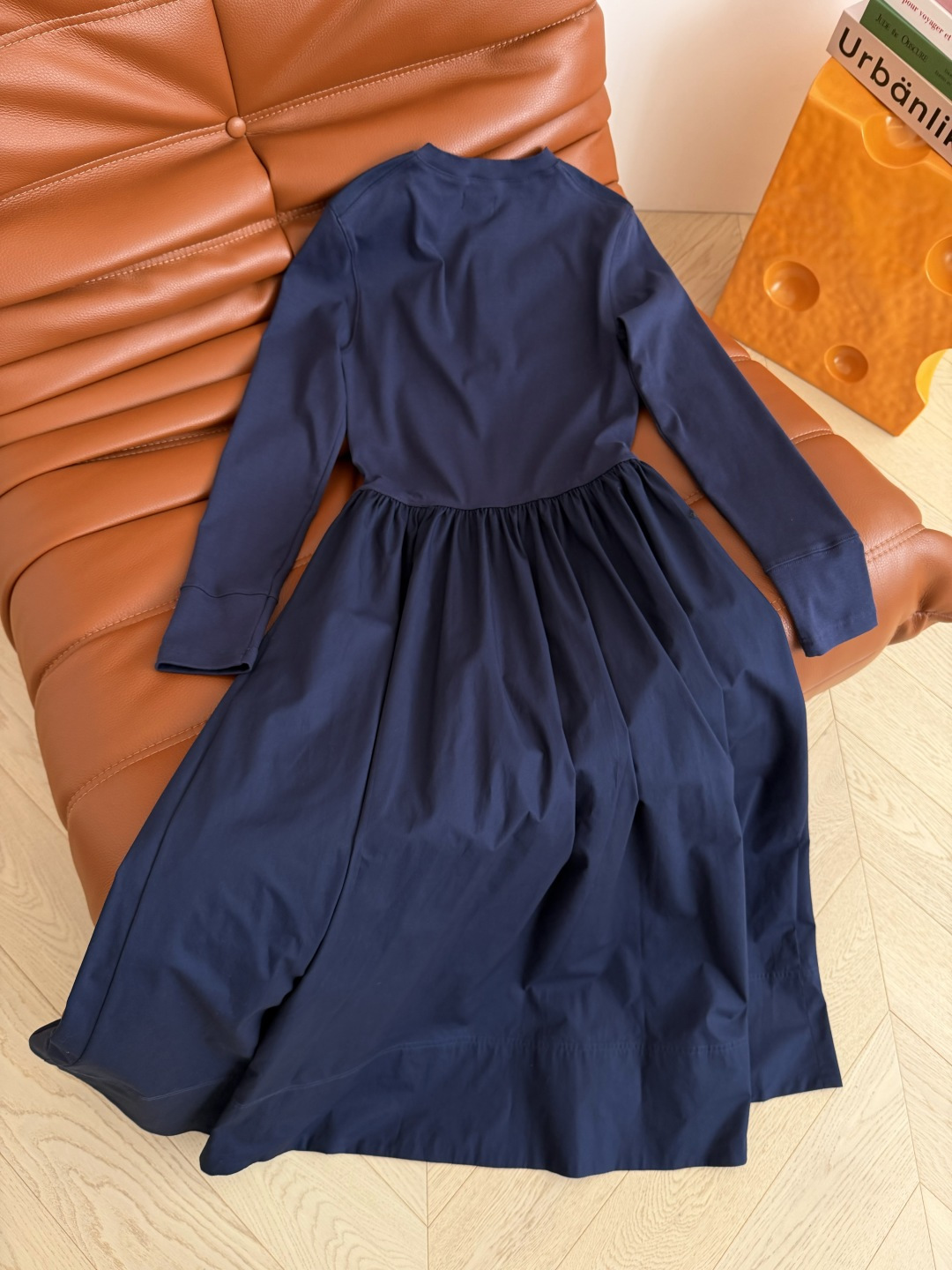 极简风时髦～拼接式设计长裙 上身就能Get到老钱风时髦感 极简设计感很讨喜 上下采用不同材质面料拼接 立