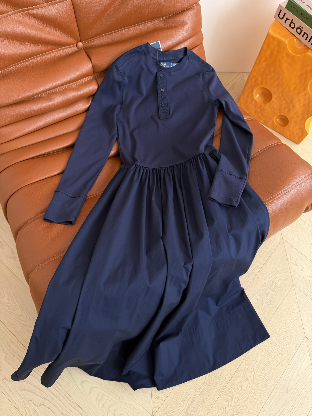 极简风时髦～拼接式设计长裙 上身就能Get到老钱风时髦感 极简设计感很讨喜 上下采用不同材质面料拼接 立