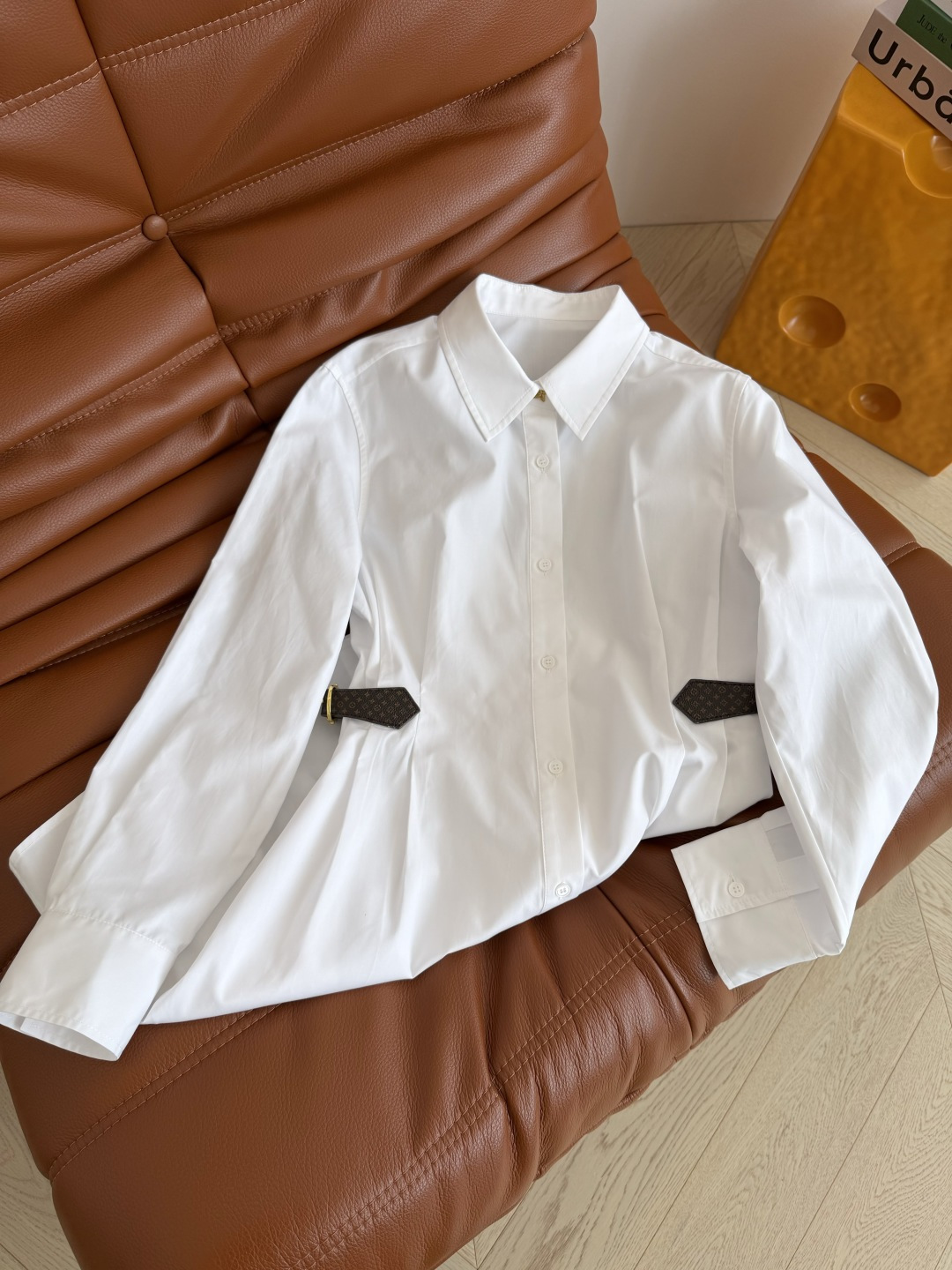 26春夏 双侧老花皮扣装饰衬衫连衣裙 是夏季必备的衬衫裙 一件一件式OP裙 无需繁琐搭配就能出片 通勤或