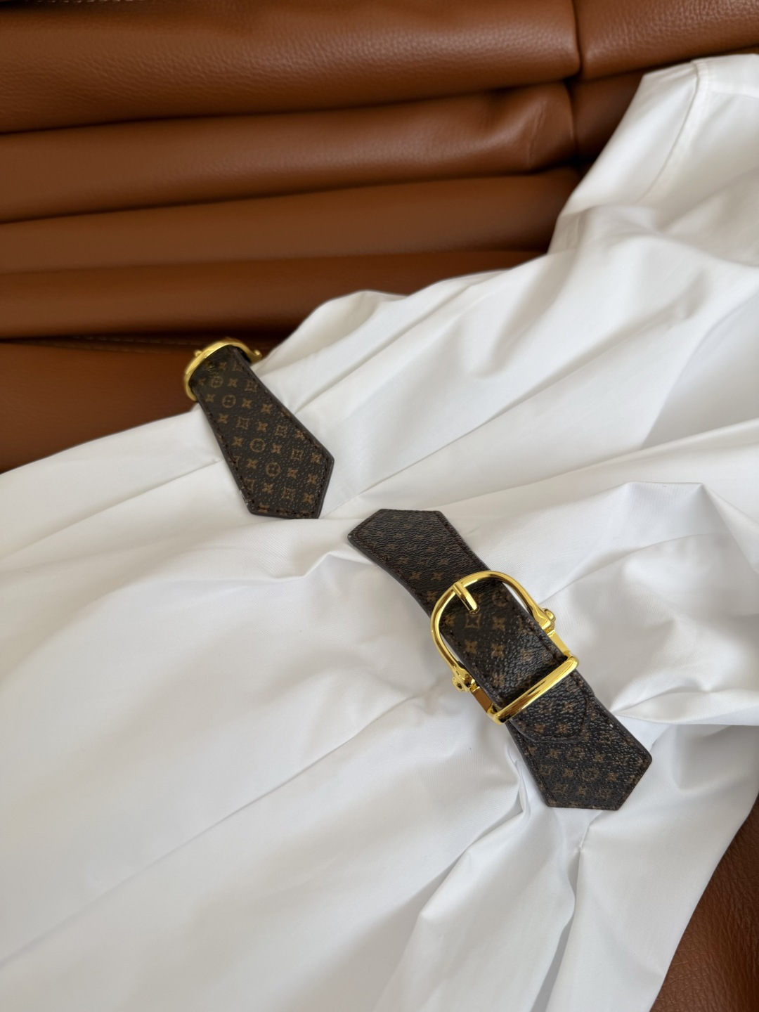 26春夏 双侧老花皮扣装饰衬衫连衣裙 是夏季必备的衬衫裙 一件一件式OP裙 无需繁琐搭配就能出片 通勤或