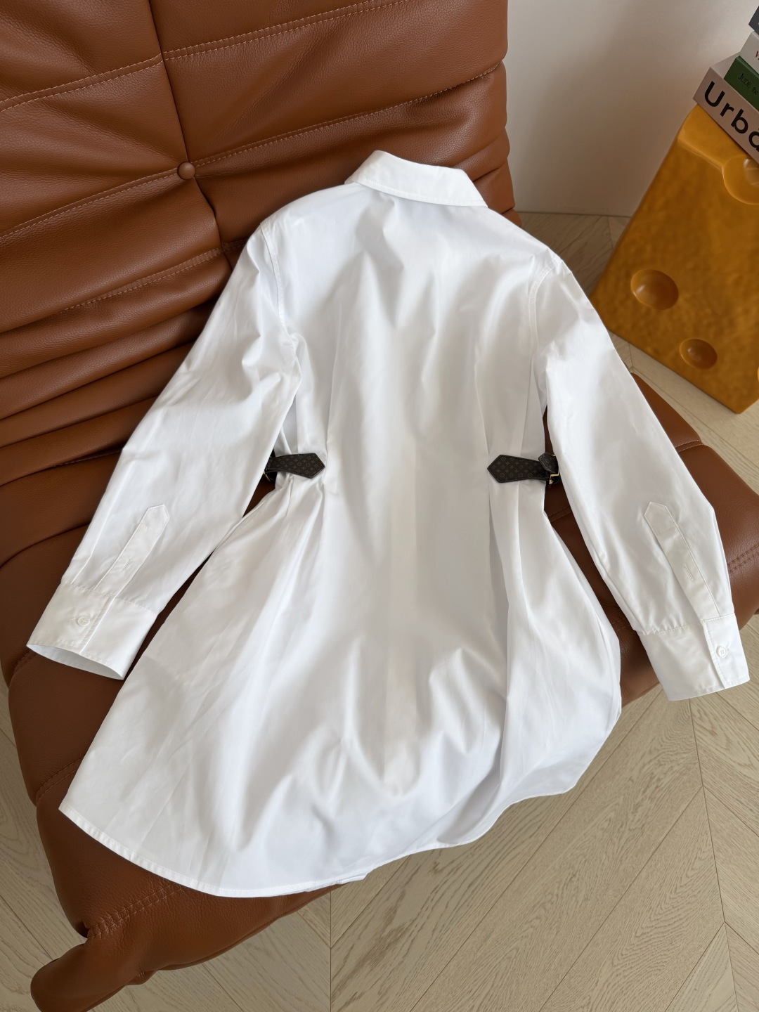 26春夏 双侧老花皮扣装饰衬衫连衣裙 是夏季必备的衬衫裙 一件一件式OP裙 无需繁琐搭配就能出片 通勤或