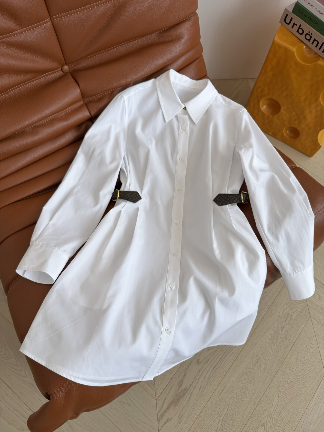 26春夏 双侧老花皮扣装饰衬衫连衣裙 是夏季必备的衬衫裙 一件一件式OP裙 无需繁琐搭配就能出片 通勤或