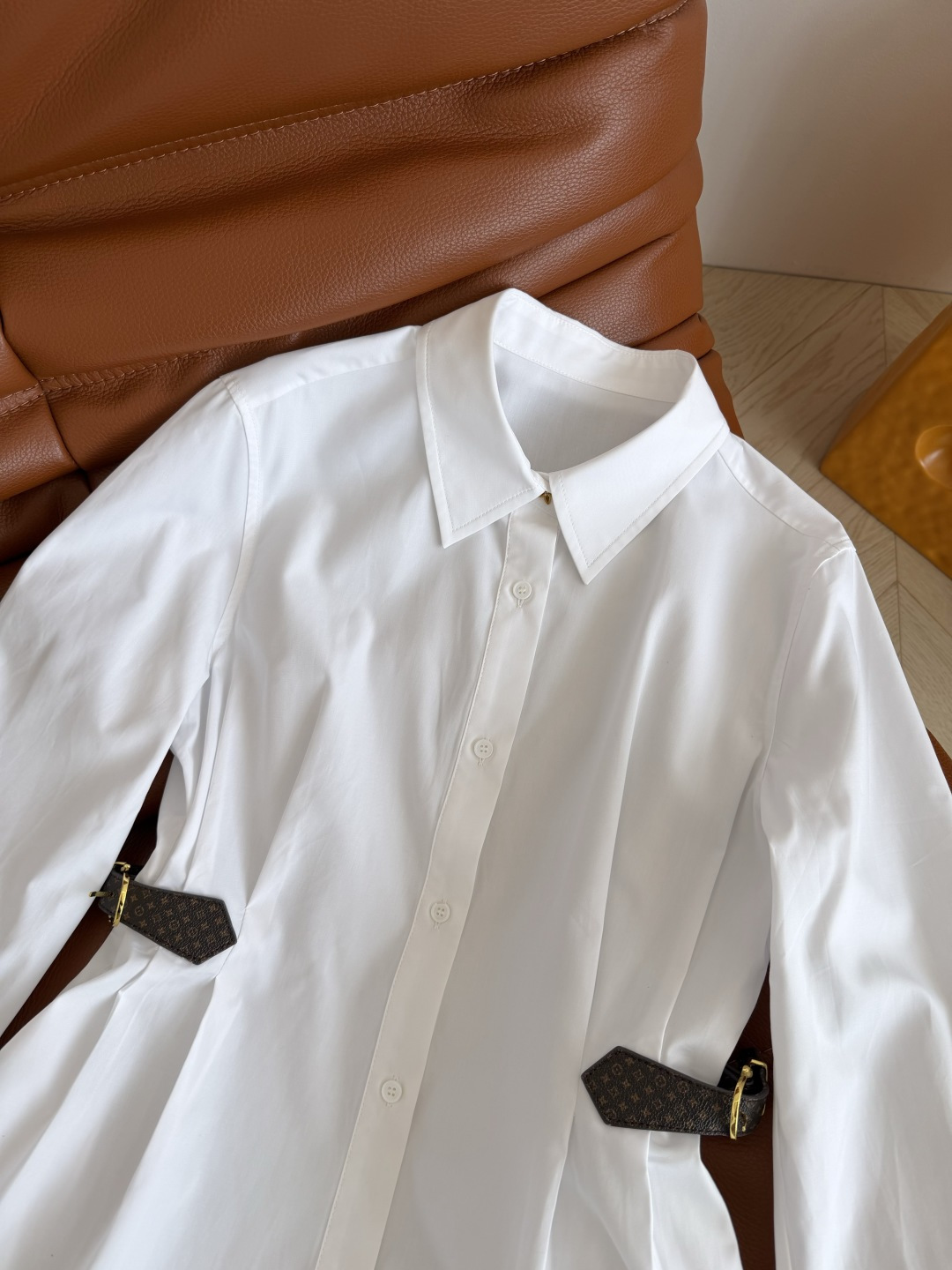 26春夏 双侧老花皮扣装饰衬衫连衣裙 是夏季必备的衬衫裙 一件一件式OP裙 无需繁琐搭配就能出片 通勤或