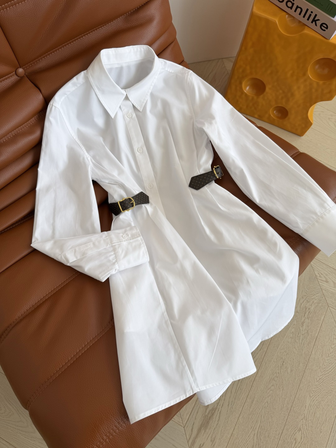 26春夏 双侧老花皮扣装饰衬衫连衣裙 是夏季必备的衬衫裙 一件一件式OP裙 无需繁琐搭配就能出片 通勤或