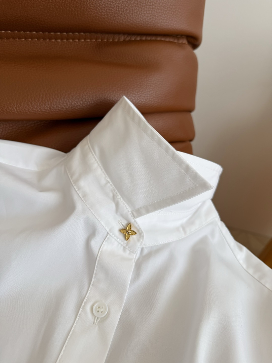 26春夏 双侧老花皮扣装饰衬衫连衣裙 是夏季必备的衬衫裙 一件一件式OP裙 无需繁琐搭配就能出片 通勤或