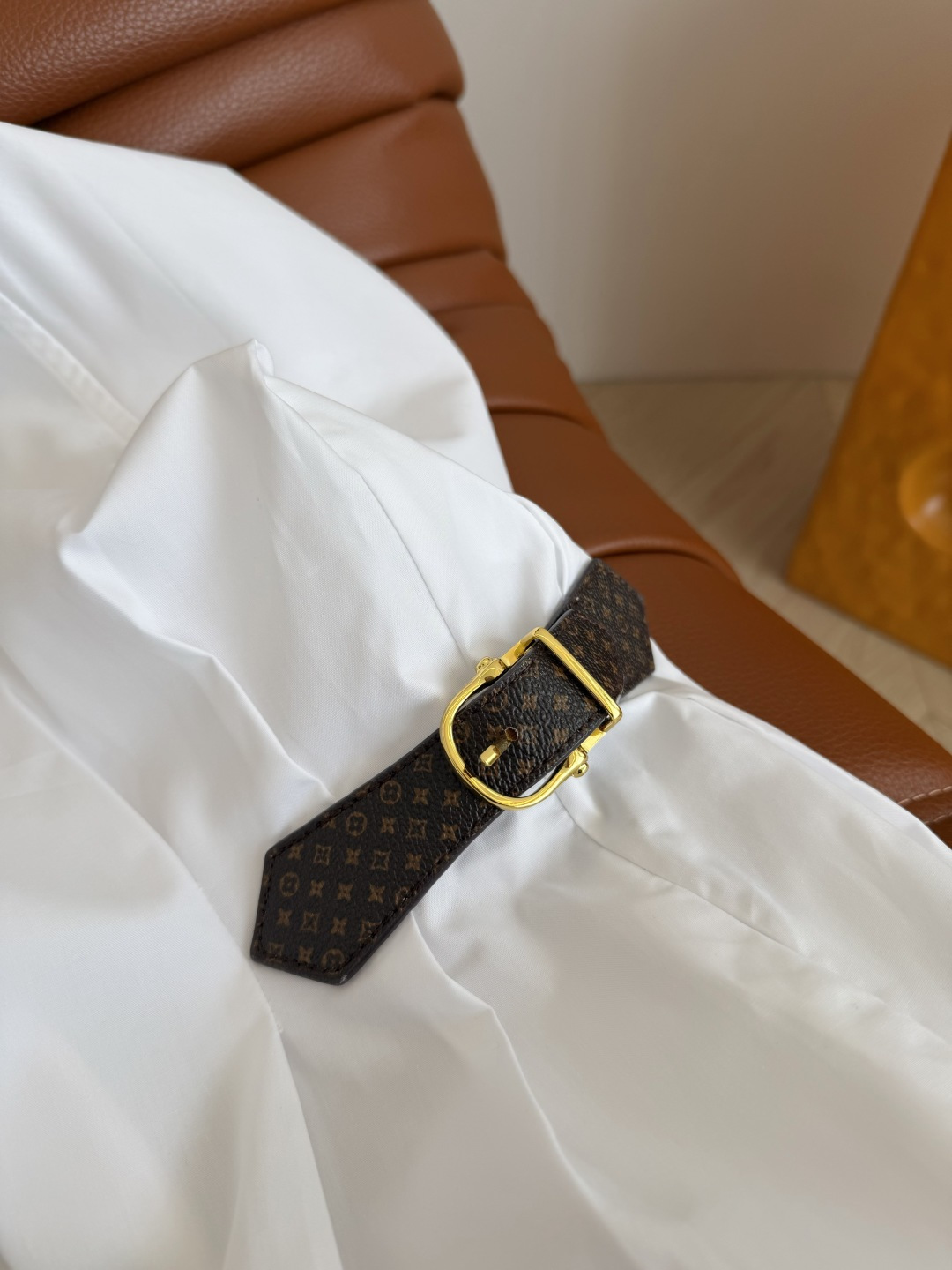 26春夏 双侧老花皮扣装饰衬衫连衣裙 是夏季必备的衬衫裙 一件一件式OP裙 无需繁琐搭配就能出片 通勤或