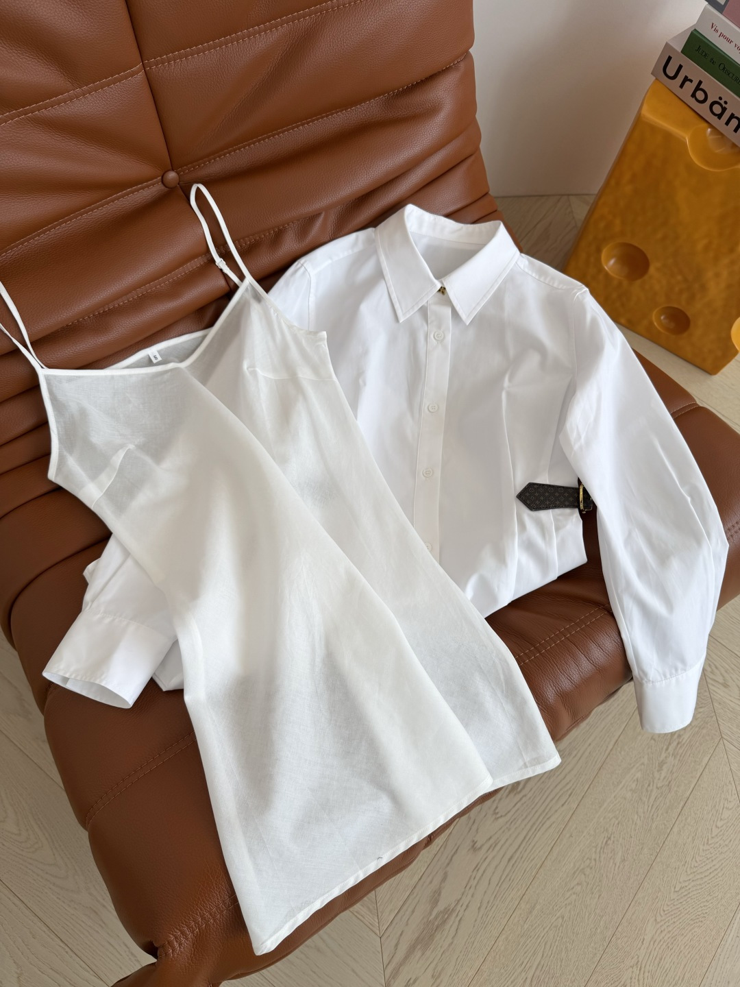 26春夏 双侧老花皮扣装饰衬衫连衣裙 是夏季必备的衬衫裙 一件一件式OP裙 无需繁琐搭配就能出片 通勤或