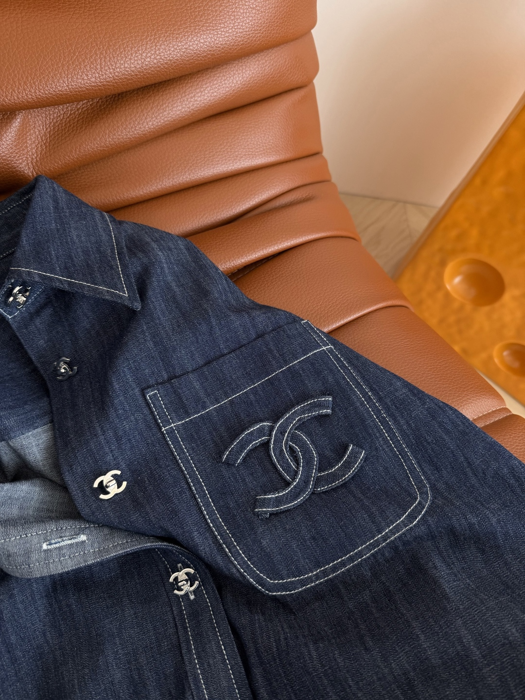 美式休闲 26ss 立体手工双c装饰牛仔衬衫 日常休闲的一款衬衫 上身很有范 气质感在线 纯手工剪裁的双