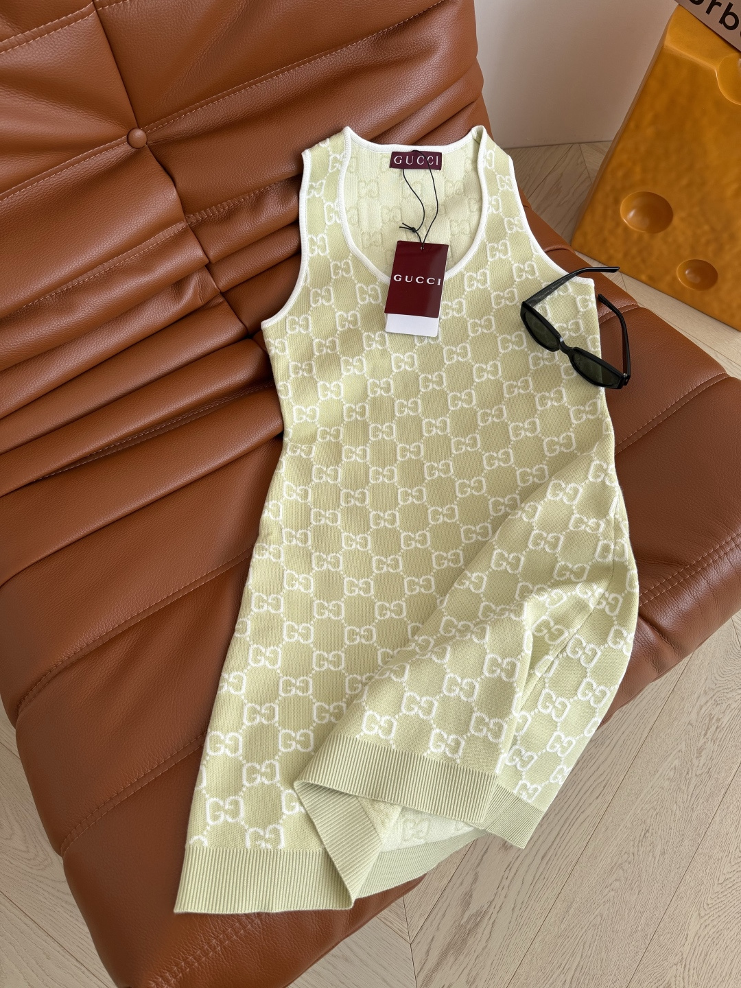 超好看的薄荷绿 26春夏 经典图案提花无袖针织连衣裙 日常出街随意穿 很好出片 背心无袖设计 里面还可以