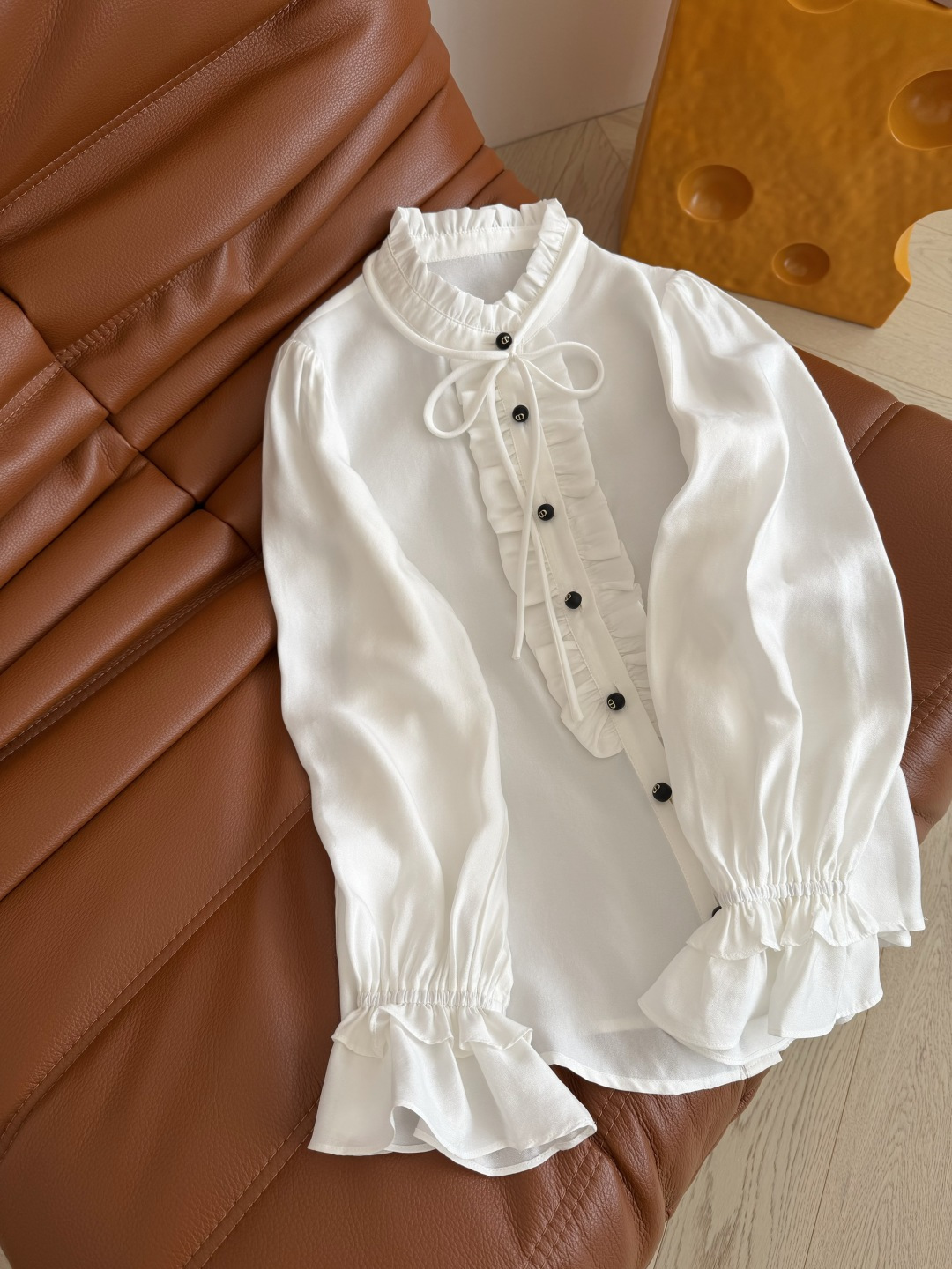 复古巴黎风 26春夏 系带设计木耳花边领子衬衫 精致百搭 一股法式优雅复古风 花边小立领+可拆卸系带设计