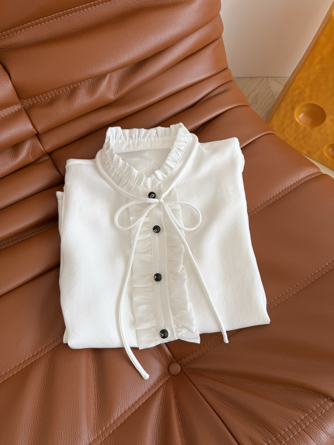 复古巴黎风 26春夏 系带设计木耳花边领子衬衫 精致百搭 一股法式优雅复古风 花边小立领+可拆卸系带设计