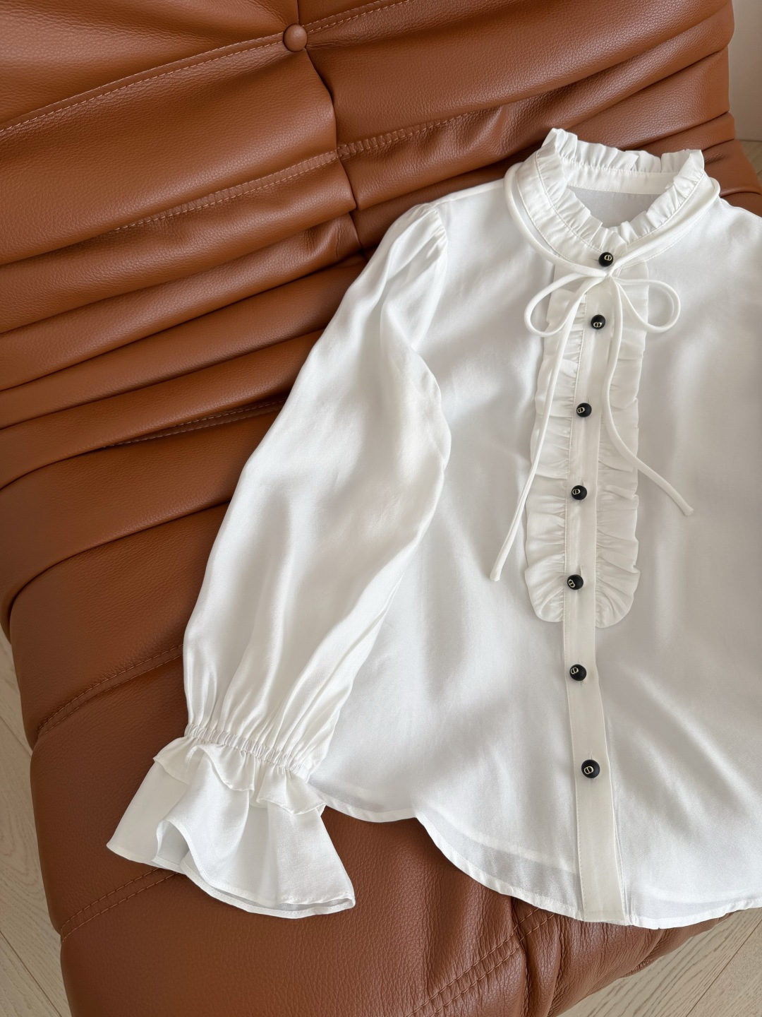 复古巴黎风 26春夏 系带设计木耳花边领子衬衫 精致百搭 一股法式优雅复古风 花边小立领+可拆卸系带设计