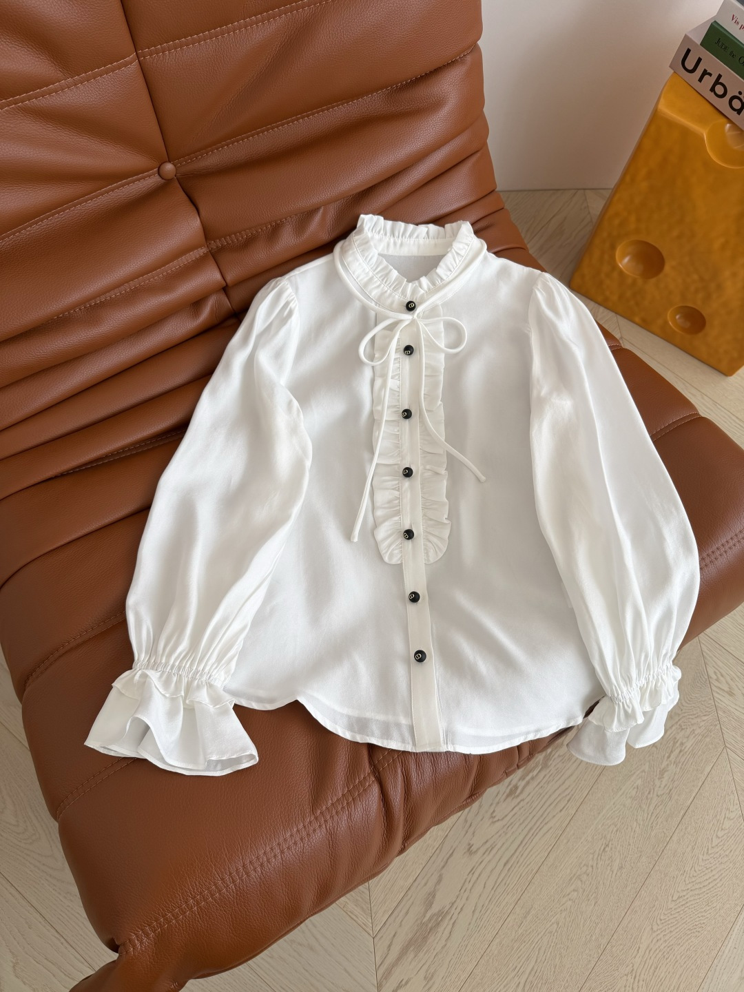 复古巴黎风 26春夏 系带设计木耳花边领子衬衫 精致百搭 一股法式优雅复古风 花边小立领+可拆卸系带设计