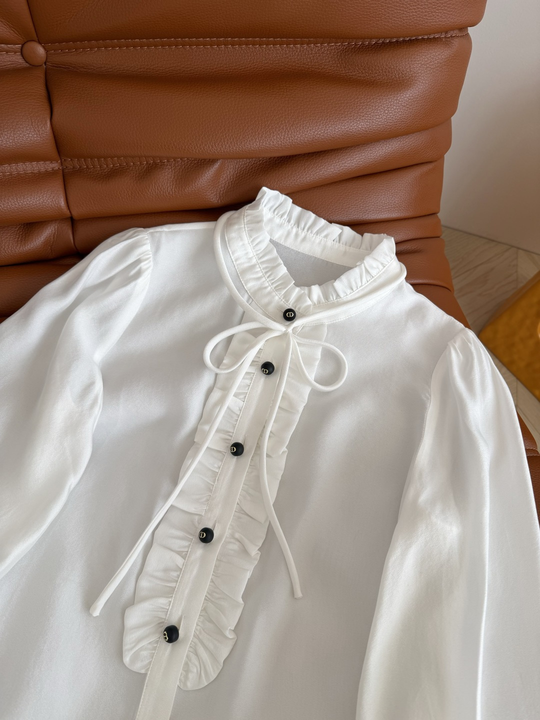 复古巴黎风 26春夏 系带设计木耳花边领子衬衫 精致百搭 一股法式优雅复古风 花边小立领+可拆卸系带设计