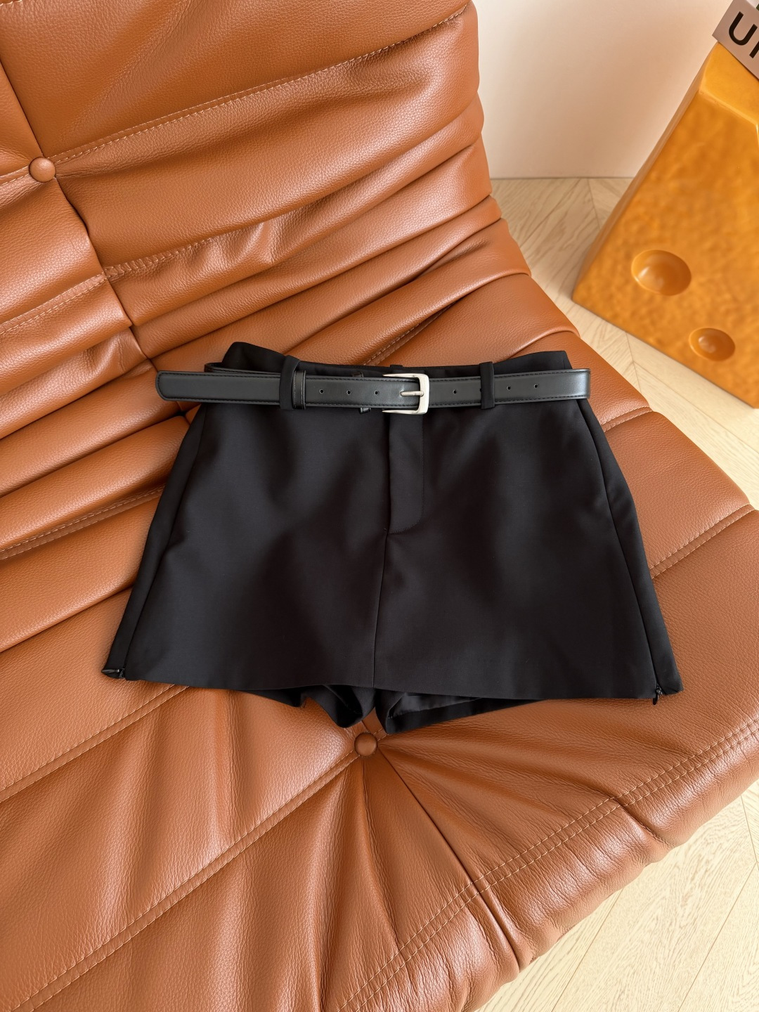 百搭单品 26春夏 双侧拉链开叉设计裤裙 双侧都是拉链设计 可以开叉穿 多种造型感 搭配了皮带设计 里面